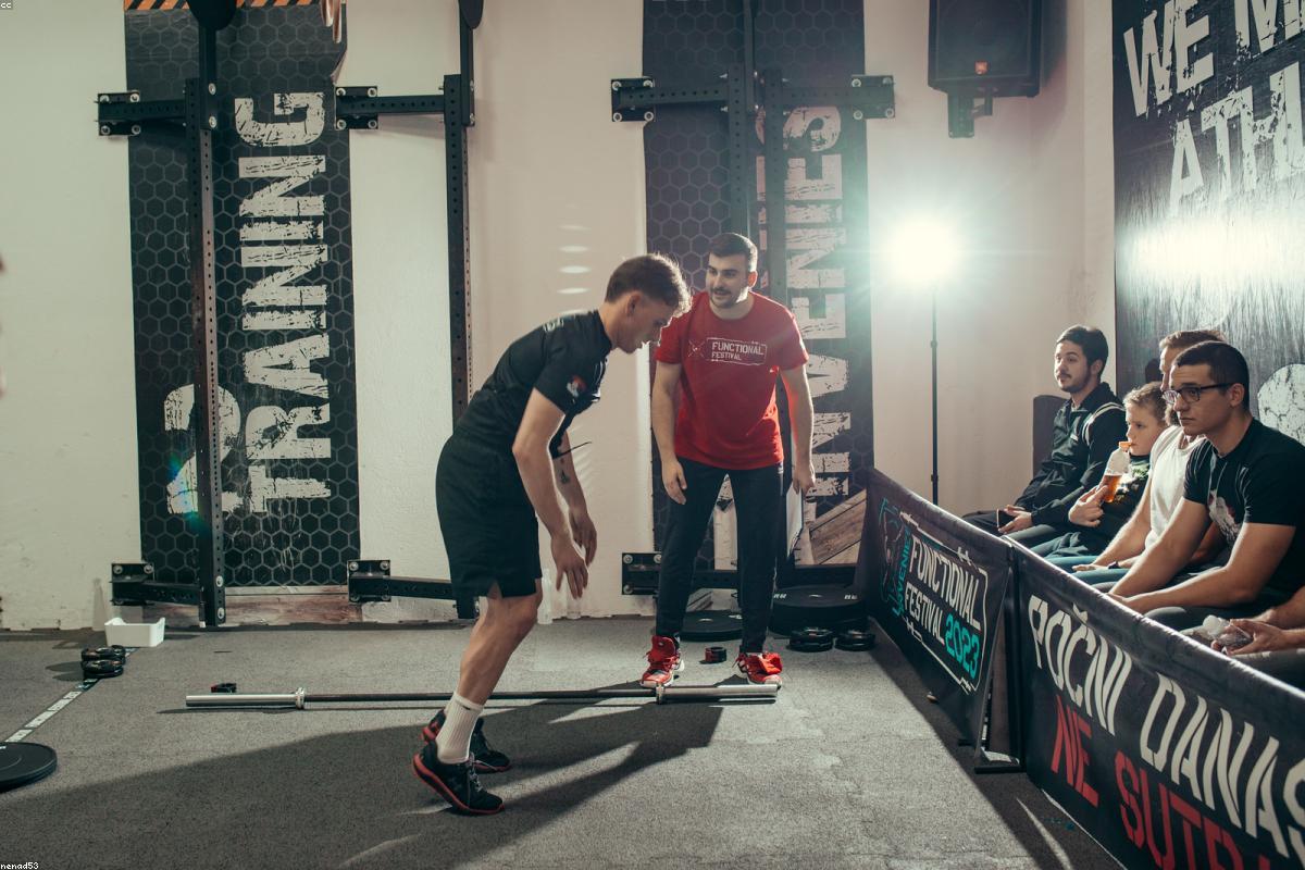 Cours collectif de fitness avec kettlebells en salle